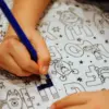 Emballage créatif : offrez votre cadeau dans un furoshiki à colorier. L'enfant pourra laisser libre cours à son imagination en personnalisant ce tissu lavable