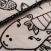 Emballage créatif : offrez votre cadeau dans un furoshiki à colorier. L'enfant pourra laisser libre cours à son imagination en personnalisant ce tissu lavable