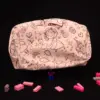 Emballage créatif : offrez votre cadeau dans un furoshiki à colorier. L'enfant pourra laisser libre cours à son imagination en personnalisant ce tissu lavable