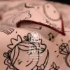 Emballage créatif : offrez votre cadeau dans un furoshiki à colorier. L'enfant pourra laisser libre cours à son imagination en personnalisant ce tissu lavable